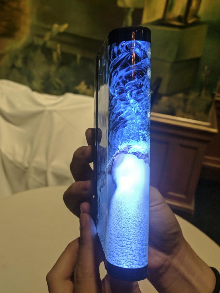 chris_griffith's tweet image. Royole &amp;amp; Samsung have shown off their foldable phones. Is it time to get excited? bit.ly/2RHuRk1 @SamsungAU #Samsung #foldableDisplay @RoyoleOfficial