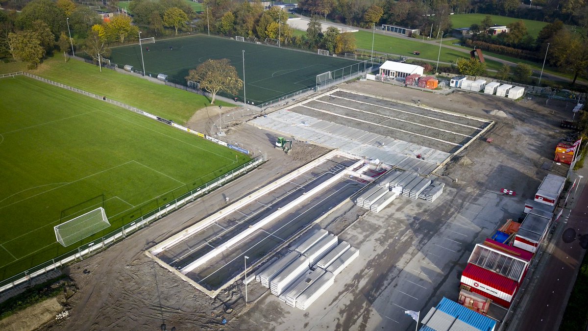 📷 Vanuit de lucht is goed te zien hoe de bouw van de nieuwe sporthal vordert! 😍 Aan de grond zie je al wat onderdelen van de grond warmte installatie. Ook kun je goed zien waar de sporthal en de andere ruimten komen. 

(c) Foto’s: Robert Veenstra