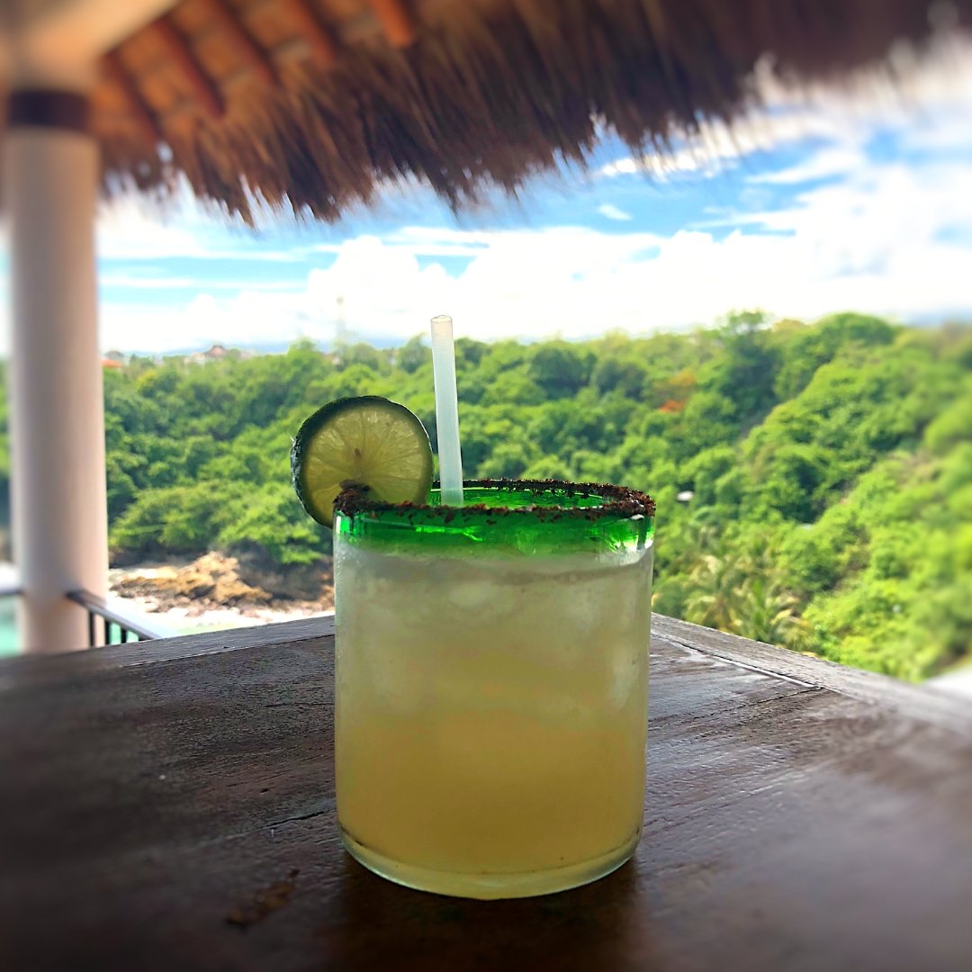 espadinpuerto's tweet photo. Aquí hay algo para alegrar su día. Nuestra #Margarita de la casa #margaritamacho #maragaritas #restauranteespadin #puertoescondido #villascarrizallilo #margaritas #decopas #mezcal #mezcalcocktail #cocteles #cocktailbar #bestbarintown #barwithaview #spicy #bebiendo #happyhour https://t.co/qLwecSK9ne