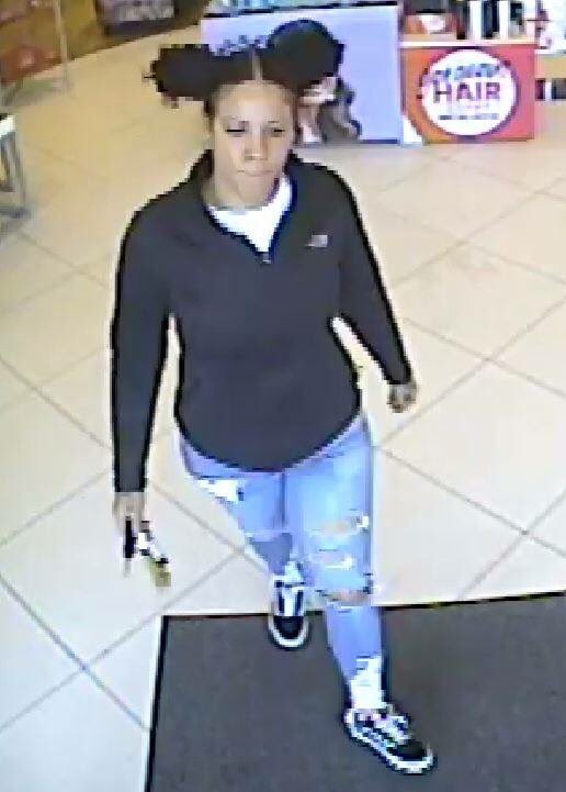 OmahaPolice's tweet photo. These two seem to like stealing high end cosmetics. No doubt to look their best as they continue their thieving ways. Let #OPD know who they are. #OMRC #THIEVES #TURNEMIN #GREATCAMERAS via @OPDCrimeStop https://t.co/vTufyqrkU3