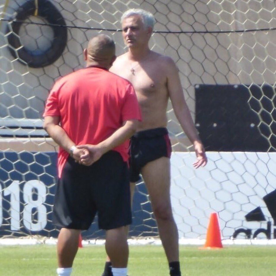 WinamaxSport's tweet photo. Après avoir repris son calme, Mourinho s'approche du kop des ultras turinois puis leur lance : « Et maintenant, sucez-moi. » #JUVMUFC https://t.co/OqS5nqrtHs