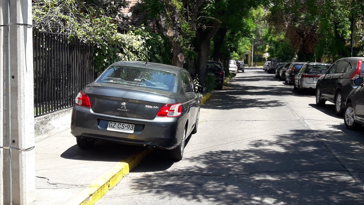 gstierling's tweet photo. Esta es la forma de estacionar que está haciendo FUROR en varias calles de Santiago: en línea amarilla, al costado izquierdo y con dos ruedas sobre la vereda.
En este caso 4 autos al hilo estacionados así en la calle Ramón Puelma, en Ñuñoa. @MuniNunoa
#0Respeto https://t.co/CfLUyjZ2Rq