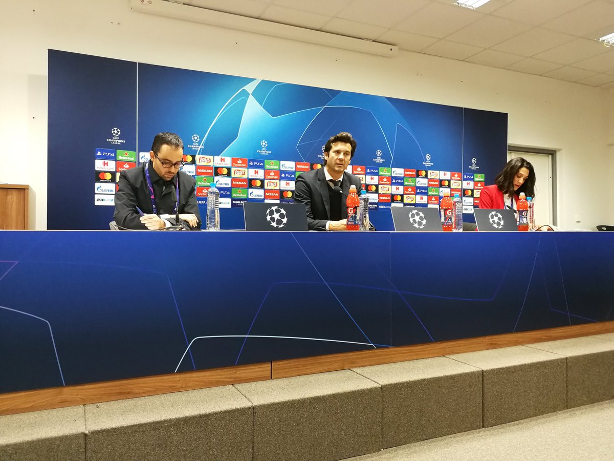 OskiSozanski's tweet photo. Pierwszy rząd na konferencji trenera Solariego. Mam go na wyciągnięcie ręki. 👑

#HalaMadrid #FCVPRM #RMUCL #UCL #UEFAChampionsLeague #ChampionsLeague #LigaMistrzów #ViktoriaPlzenRealMadrid #PLZRMA #PlzeňRealMadrid https://t.co/0PWktwj7AK