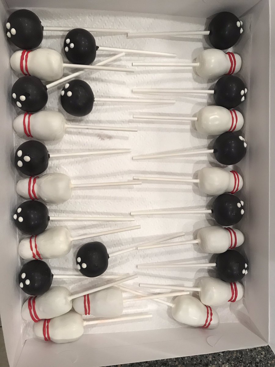 MinisbyMaria's tweet photo. Bowling ball &amp; bowling pin cake pops! #bowling🎳 #bowlingballcakepops #bowlingpincakepops #customcakepops #minisbymaria https://t.co/AH2aXZFj6F