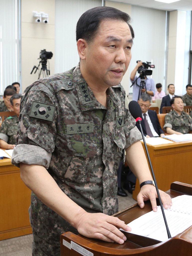 수배합니다,
미국 동포 여러분 이 시키의 면상을 잘 기억 하시길 부탁드립니다,
성명: 조현천
소속: 전 기무사 사령관
죄명: 내란예비음모죄,반란예비음모죄 ,위반혐의로 현재 적색수배 중이며 여권이 말소된 상태입니다,현재 미국에서 지인들의 도움으로 도피생활을 하고 있는 것으로 나타났습니다,