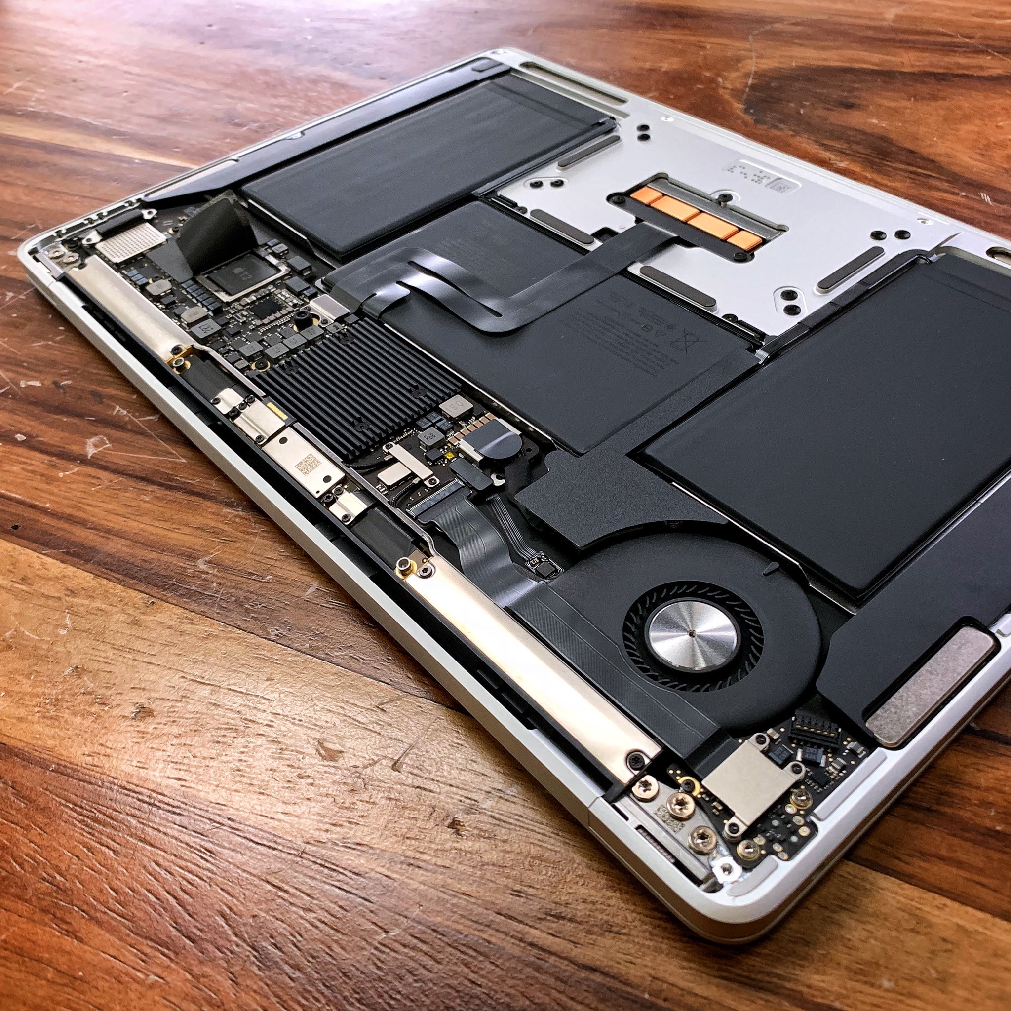 Austin Evans on Twitter: "Inside the new MacBook Air. Tiny fan, T2 chip and a VERY clean layout. 👌 /