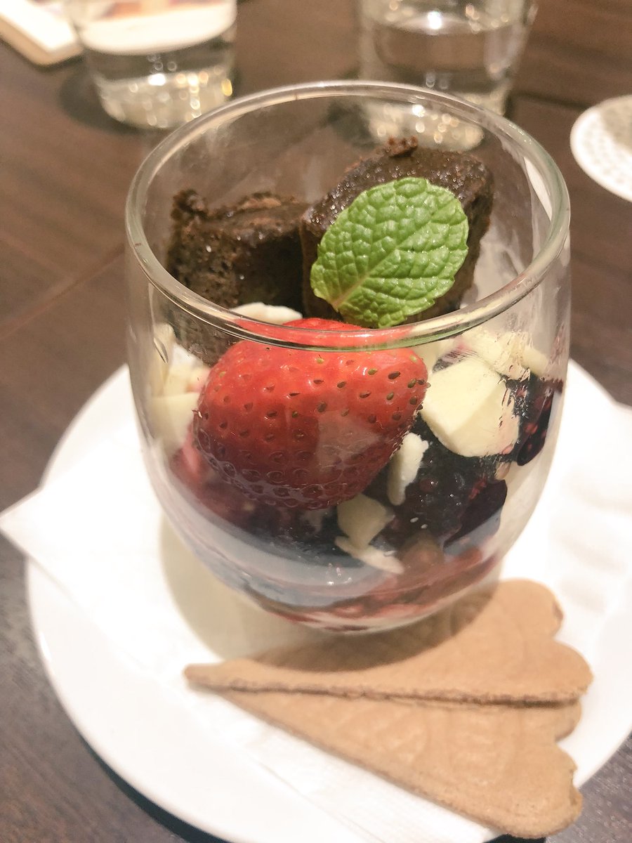 rin_winds_ryu's tweet photo. みきみきのコラボメニュー食べてきた~💓
ミキリオンオムライスはパプリカやキノコが入ってた!クリームソースだけど見た目ほど重くない!
ミキミキチョコパフェはもう私の大好物の味🤤いちごなどのベリー系とアイスとブラウニーにホワイトチョコ!
どっちも美味しかった😍
#原宿駅前カフェ
#Leadcafe https://t.co/VsWJqX2QZT
