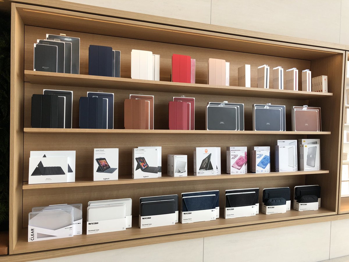yoware's tweet photo. จุดวางขายของที่ผนังร้าน #AppleIconsiam จัดตกแต่งในแบบที่เรียกว่า วินโดว์ จำลองบรรยากาศร้านค้าริมทางที่มีการตกแต่งหน้าร้านแตกต่างกันไป

มี 11 วินโดว์ เช่น วินโดว์เกม วินโดว์เพลง #AppleStore https://t.co/HH3Q7zTdN6