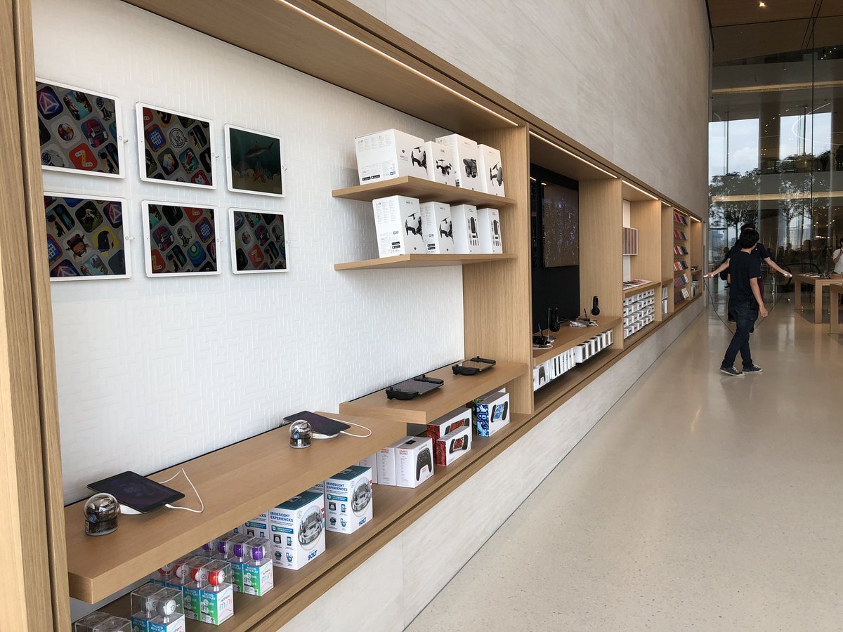 yoware's tweet photo. จุดวางขายของที่ผนังร้าน #AppleIconsiam จัดตกแต่งในแบบที่เรียกว่า วินโดว์ จำลองบรรยากาศร้านค้าริมทางที่มีการตกแต่งหน้าร้านแตกต่างกันไป

มี 11 วินโดว์ เช่น วินโดว์เกม วินโดว์เพลง #AppleStore https://t.co/HH3Q7zTdN6