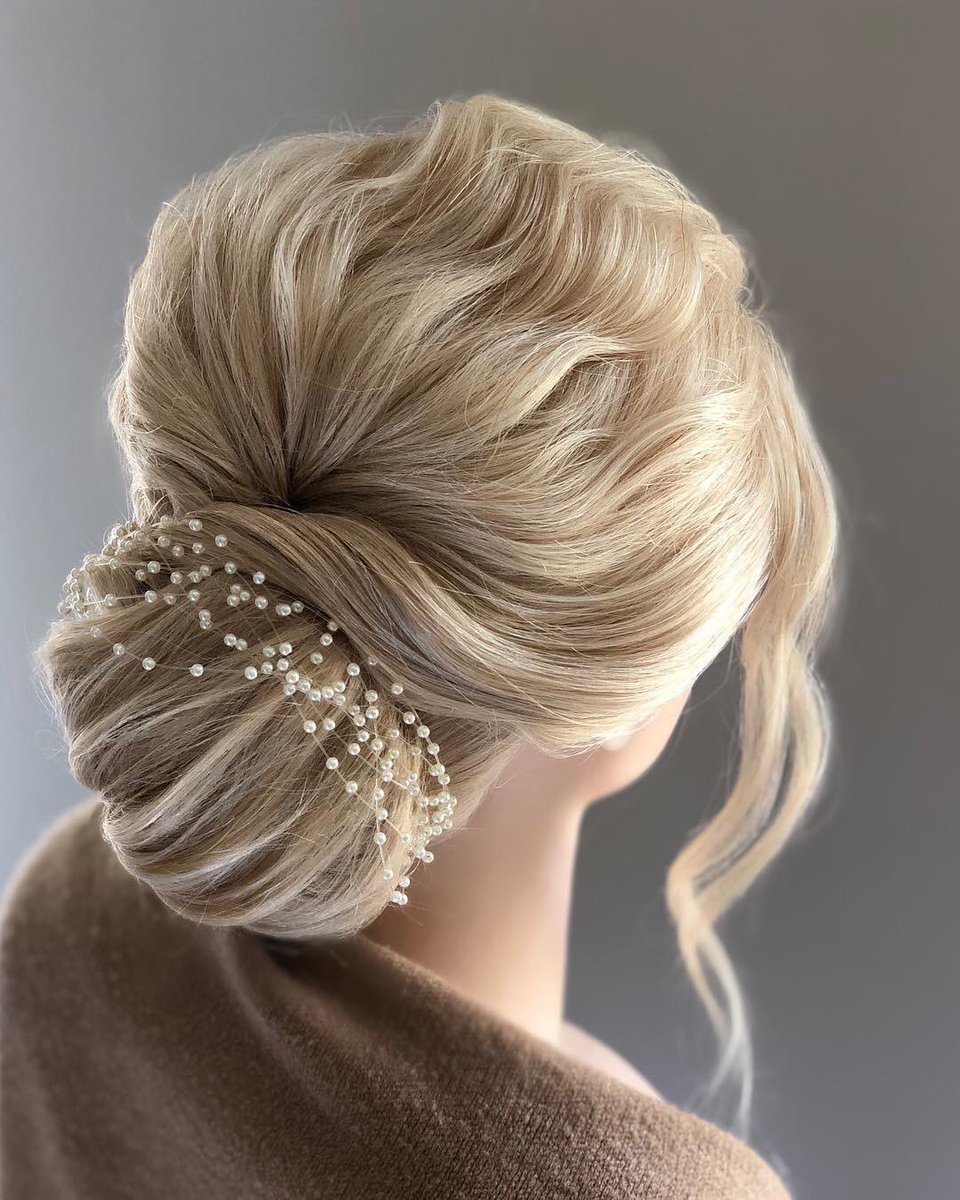 PPCanada's tweet photo. RT @PivotPointIntl: Soft, elegant, and romantic chignon by @traehowardhair ✨👱🏻‍♀️✨ #BeyondThePonytail #PivotPoint #LearnForward https://t.co/WrceAdkySa