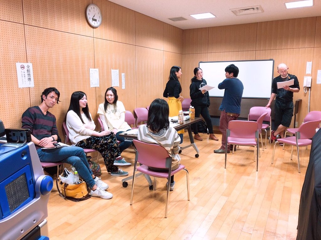 pi___yan61's tweet photo. 昨日の稽古！
今までの中で一番大人数が
登場するシーンでした🙌🌼
私ここは出てこないから
ずっとみてたけど、
稽古で何回も見てもなお
どこ見ていいかわからないくらい
楽しくて盛り沢山でした🙄✨
そしてこの3枚目のシーン！
ここ私かなり好きなシーンで
胸がぎゅってなりました🐰
#僕たちの精一杯 https://t.co/jY6NyyY3VH
