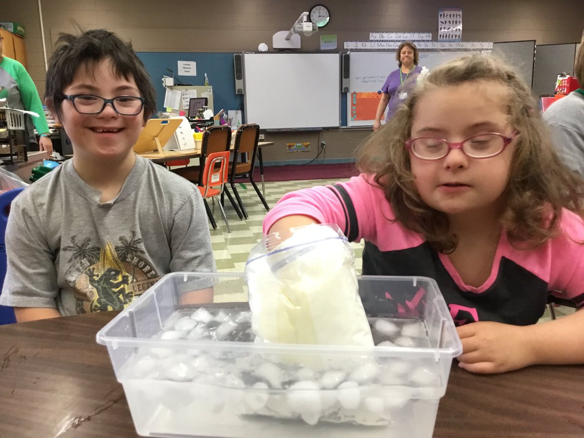 wescopperdce's tweet photo. STEAM activity in Rm. 11 today. This week we are learning about how bears stay warm in the winter. Students put on the bear fat glove and submerged their hands in ice water! We had a blast! #WestonPride #EverestPride https://t.co/vJEQkeAXy6