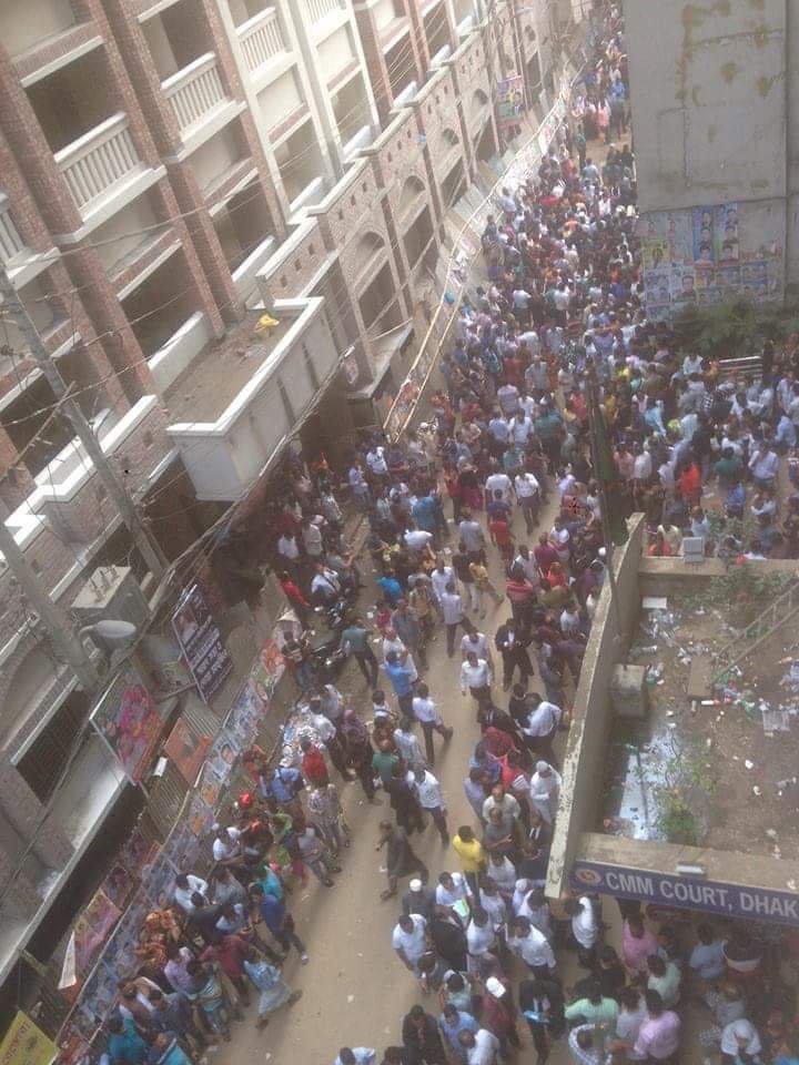 AhyanIslam's tweet photo. This is scenario of CMM court of #Bangladesh
Relatives are gathering to find their loved one.
This is polls environment of 🇧🇩
Last day police arrest 642 Bnp leaders &amp; activists from #Dhaka
No election can't be fair under #SheikhHasina's administration
#FreeAllPoliticalPrisoners https://t.co/2w5vokt4Ch