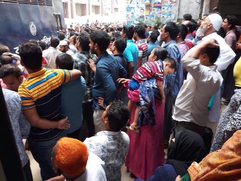 AhyanIslam's tweet photo. This is scenario of CMM court of #Bangladesh
Relatives are gathering to find their loved one.
This is polls environment of 🇧🇩
Last day police arrest 642 Bnp leaders &amp; activists from #Dhaka
No election can't be fair under #SheikhHasina's administration
#FreeAllPoliticalPrisoners https://t.co/2w5vokt4Ch
