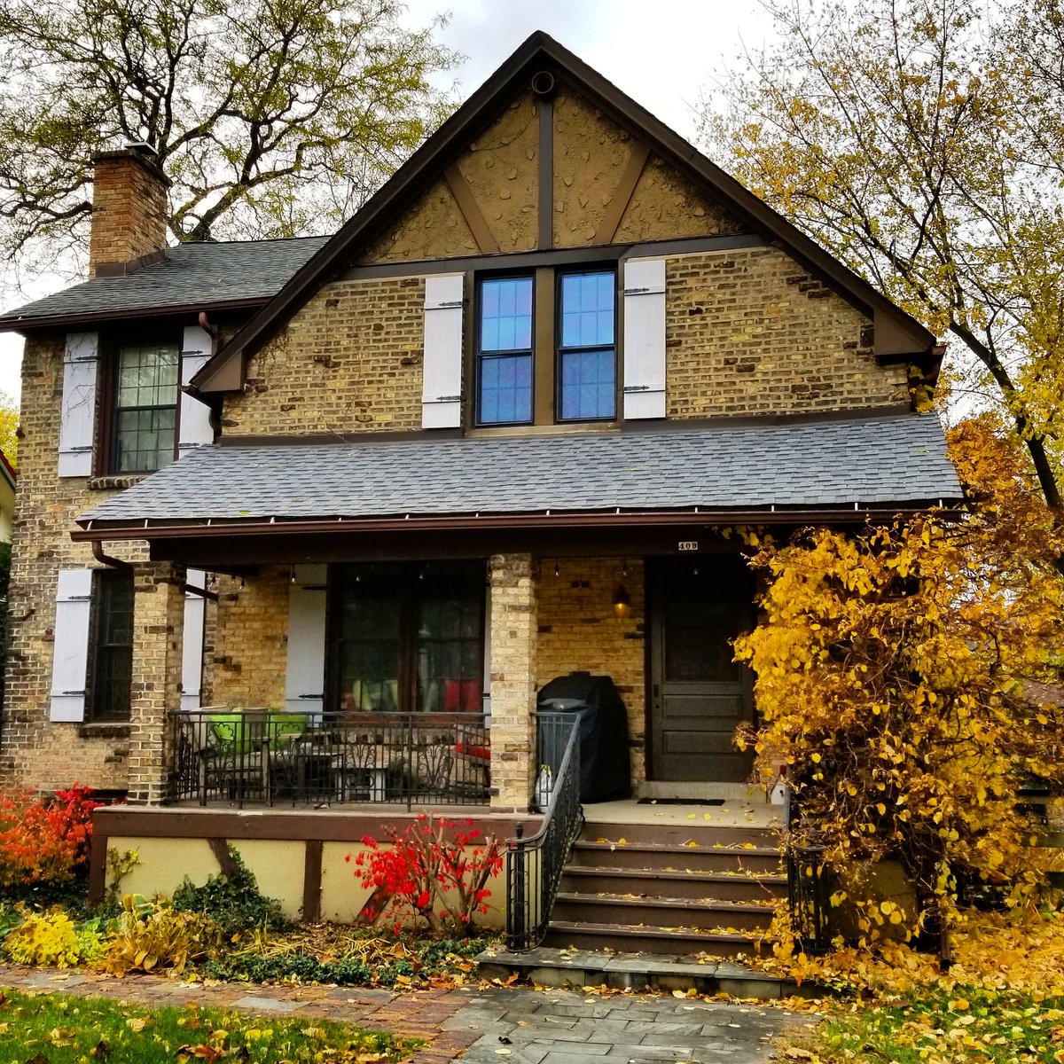 chicagoletching's tweet photo. Fall is a great time to show your home. π πππ‘ππ«π²ποΈππ #architecturephotography #RealEstate #realestateinvesting #movingtochicago #Nature #fallcolors #fall #Leafs #vintage #homes #streetphotography #househunting #trees #beautiful #location #walking #Chicago https://t.co/gAPNXOCruZ