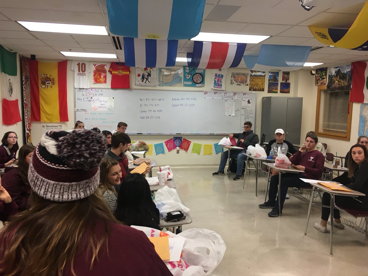 prsnhs's tweet image. SNHS members meetup before the annual EPIC RACE! @SrtaGroat