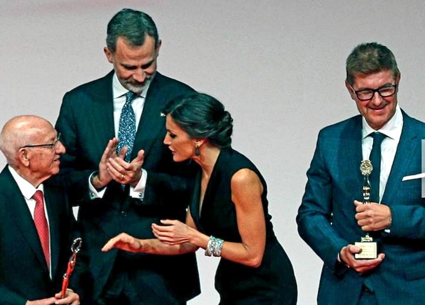 CandidPenalba's tweet photo. Nit "inoblidable" de l'Economia Valenciana @camaravalencia. #Cotoblau rep el Premi Impuls a la Internacionalització 2018 @ximopuig @CasaReal https://t.co/8dIjNrqzXs