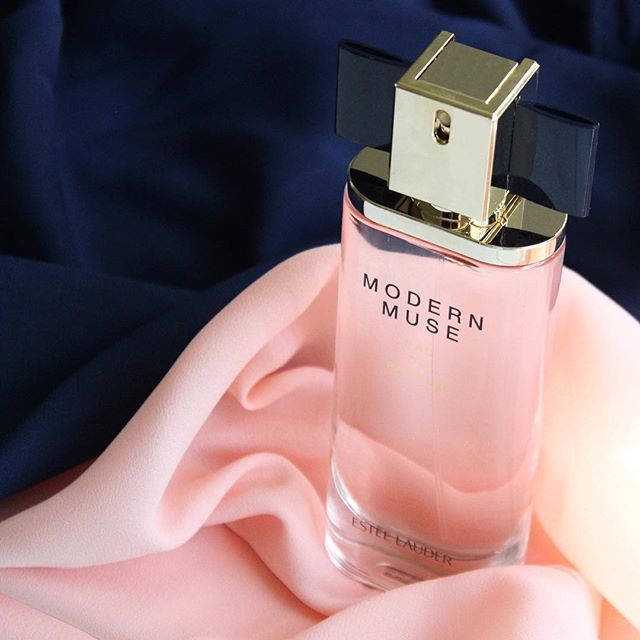 makeuptipsdigit's tweet image. The perfect scent for the modern woman, Estée Lauder Modern Muse. Do you have a woman you look up to? 
#makeuplook #beauty #makeupinspiration #likeforlikes #commentforcomment #selfie #likeforfollow #makeup #newpost #followforfollowback #likeforlikeback #… ift.tt/2Qq2AOL