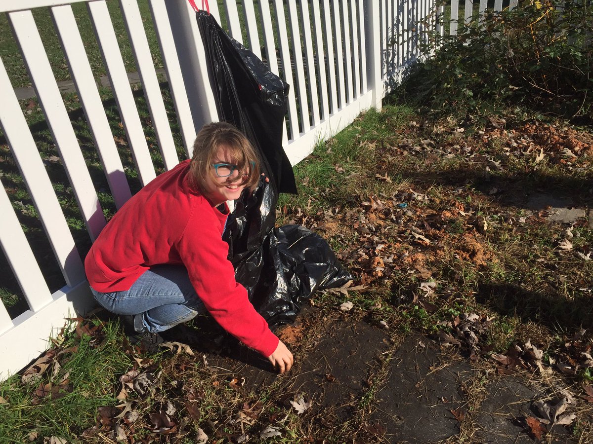 mrskaplanSAS's tweet photo. 6th graders hard at work in our school garden during our day of service #AOBYearofService #SASServiceINAction #ShareTheGood @StAugustineElem @Principal567 https://t.co/FUFsSJLGYM