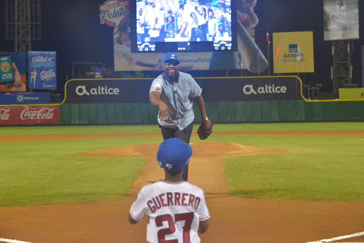 TigresdelLicey's tweet photo. Nuestro inmortal de Cooperstown @vladguerrero27, estuvo realizando el Lanzamiento de Honor, previo al inicio del partido, donde su hijo Pedro Guerrero fue su receptor. #ElGlorioso #Licey111 📸 @mrvic06 https://t.co/B67PswpG0z