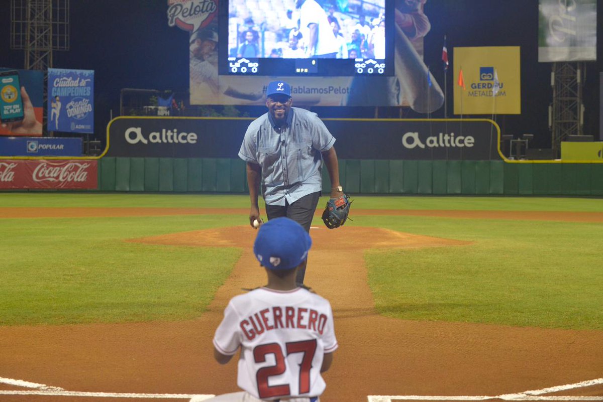 TigresdelLicey's tweet photo. Nuestro inmortal de Cooperstown @vladguerrero27, estuvo realizando el Lanzamiento de Honor, previo al inicio del partido, donde su hijo Pedro Guerrero fue su receptor. #ElGlorioso #Licey111 📸 @mrvic06 https://t.co/B67PswpG0z
