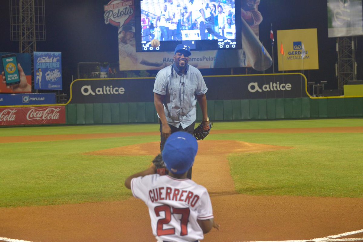 TigresdelLicey's tweet photo. Nuestro inmortal de Cooperstown @vladguerrero27, estuvo realizando el Lanzamiento de Honor, previo al inicio del partido, donde su hijo Pedro Guerrero fue su receptor. #ElGlorioso #Licey111 📸 @mrvic06 https://t.co/B67PswpG0z