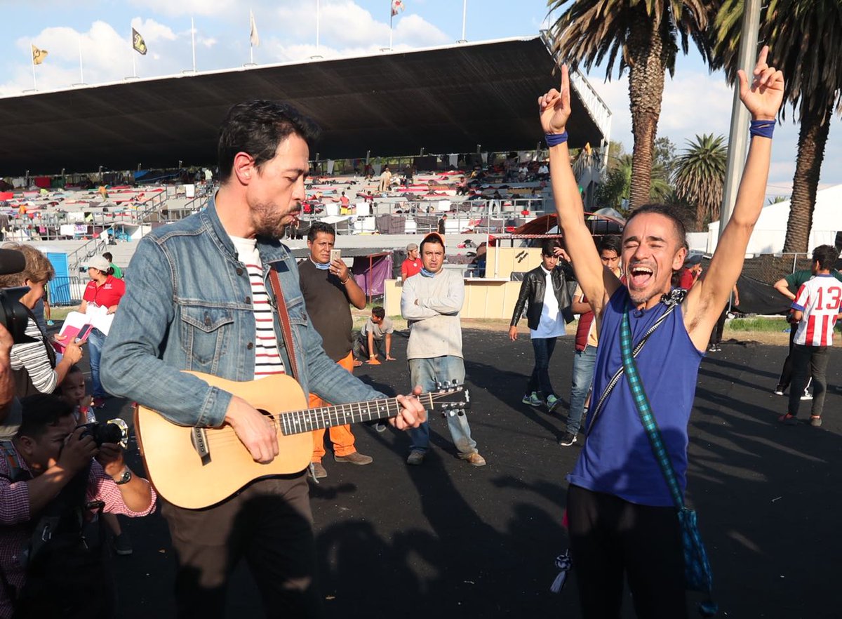 El_Universal_Mx's tweet photo. #Fotos 📸 @cafetacvba visita a migrantes de caravana que se encuentran en Magdalena Mixhuca https://t.co/iB8R5SvbTt https://t.co/mTcqeTuKM1