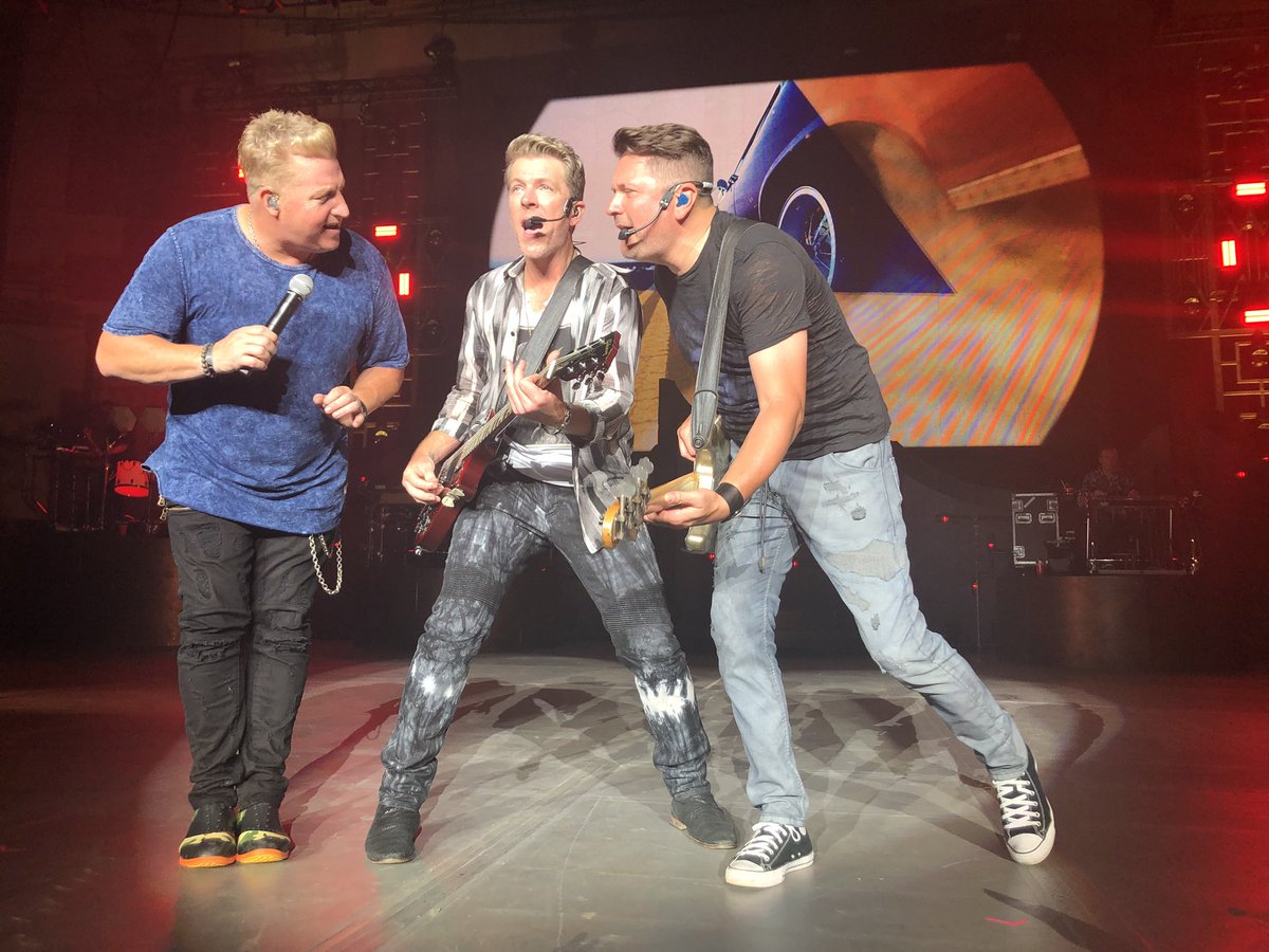 MrsDeMarcus12's tweet photo. @rascalflatts #backtoustour #flattheads https://t.co/UHCyIw4gnl