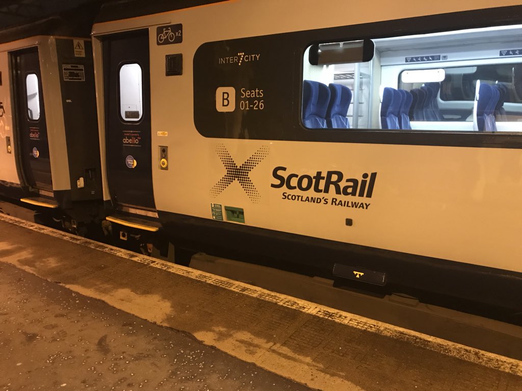 shellbabe99's tweet image. When both these trains are in Aberdeen at the same time #rareoccurrence @BTPNorthScot