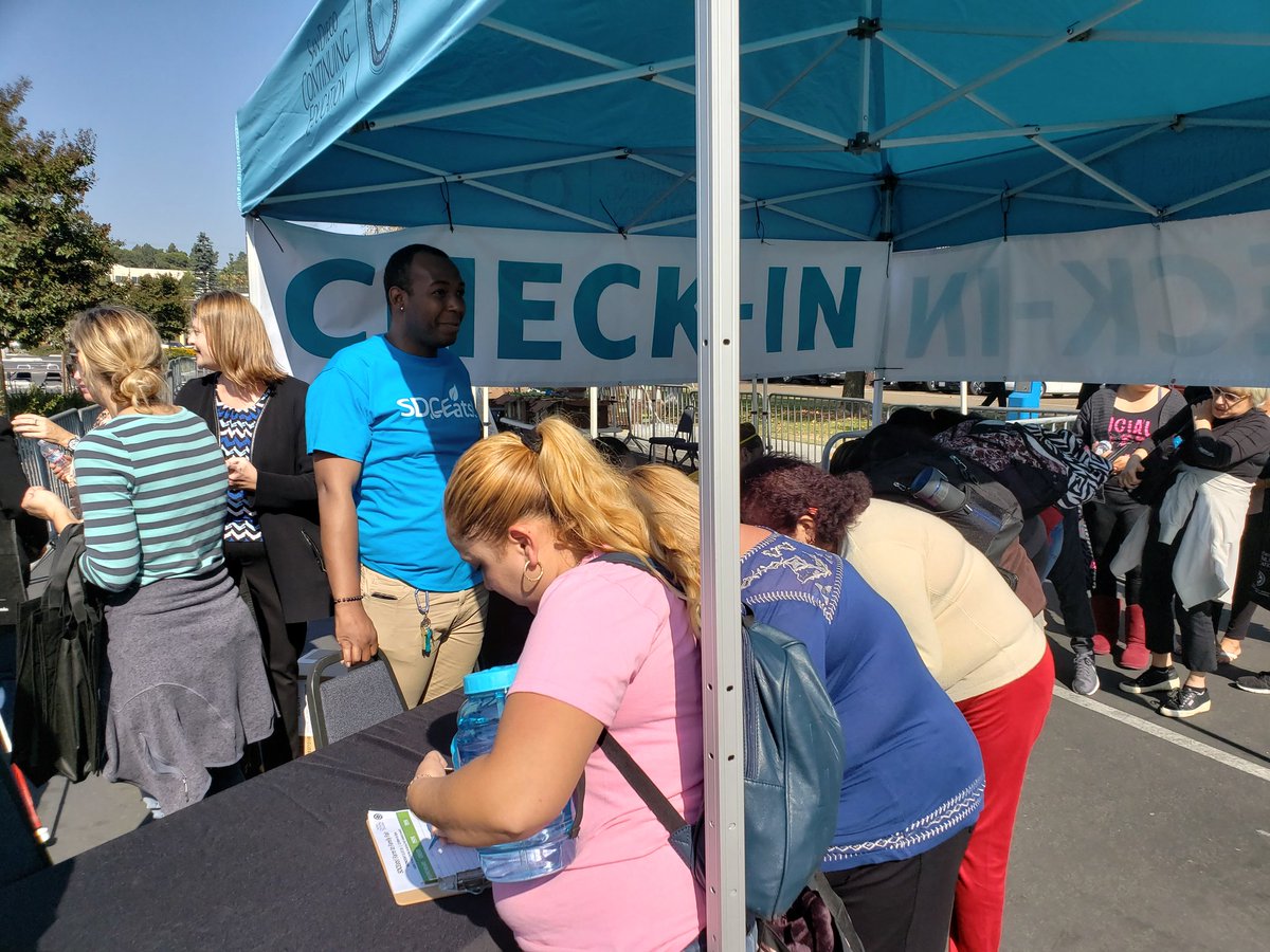 SDCCEDeanSEP's tweet photo. @SDCEats and @SDCEFoundation Farm to Family Fair today! @sdceoutreach ambassadors and R2S staff were on point. Thanks @FeedingSanDiego for your partnership and awesome support. Nearly 6,000 lbs of fresh produce to over 500 students, staff, and community. https://t.co/bAbldWPOw2