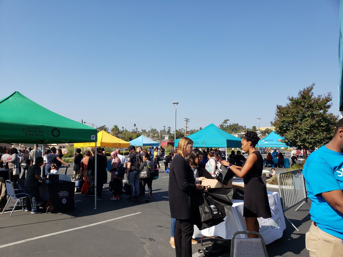 SDCCEDeanSEP's tweet photo. @SDCEats and @SDCEFoundation Farm to Family Fair today! @sdceoutreach ambassadors and R2S staff were on point. Thanks @FeedingSanDiego for your partnership and awesome support. Nearly 6,000 lbs of fresh produce to over 500 students, staff, and community. https://t.co/bAbldWPOw2