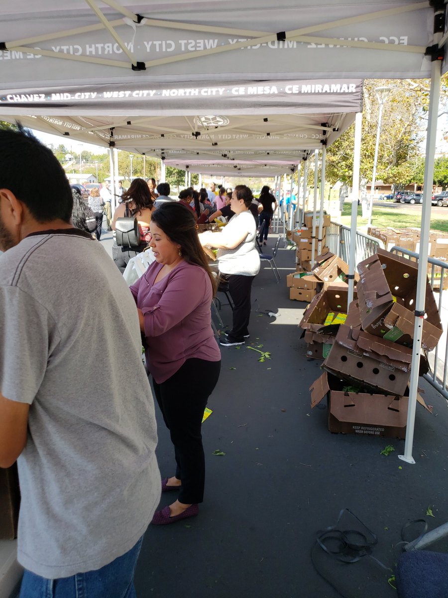 SDCCEDeanSEP's tweet photo. @SDCEats and @SDCEFoundation Farm to Family Fair today! @sdceoutreach ambassadors and R2S staff were on point. Thanks @FeedingSanDiego for your partnership and awesome support. Nearly 6,000 lbs of fresh produce to over 500 students, staff, and community. https://t.co/bAbldWPOw2
