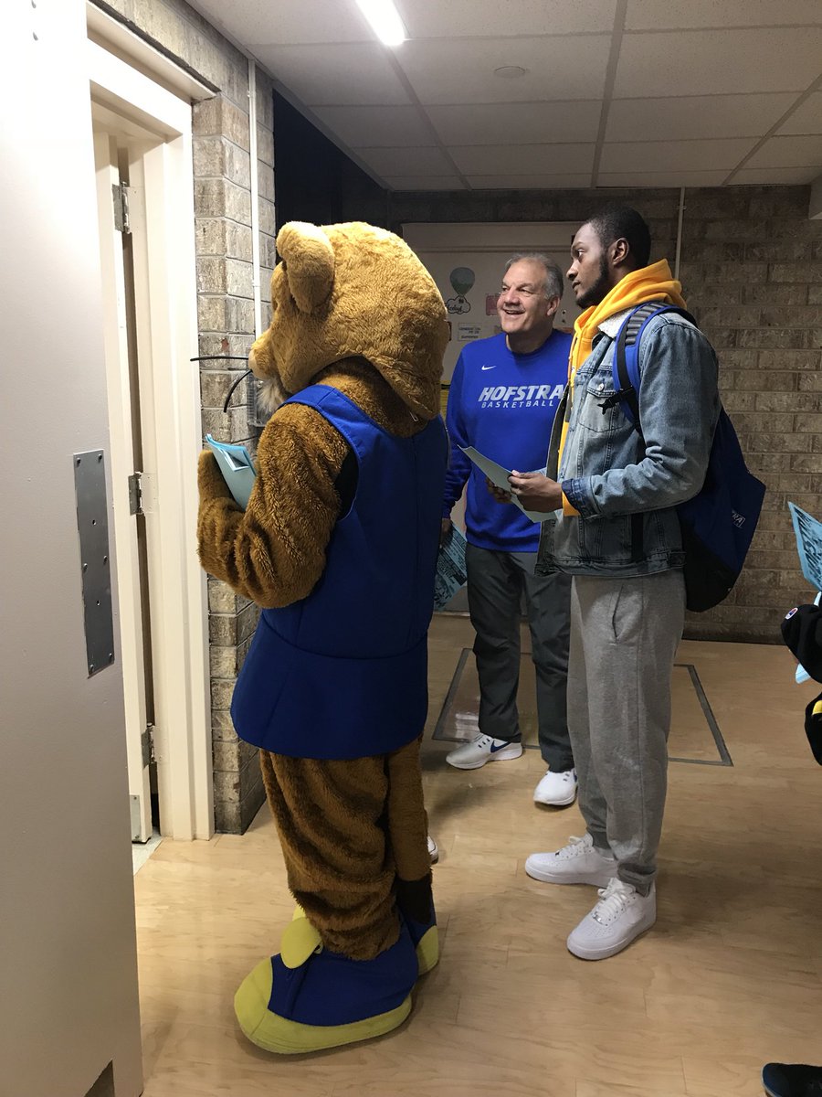 HofstraPride's tweet image. We want YOU at the @HofstraMBB and @HofstraWBB doubleheader on Friday night, so Res Hall Rush is in full force to help #PackTheMack! 🏀🦁

Game times are at 5:00 (women) and 7:00 (men) at the Mack. SEE YOU THERE‼️#RoarWithPride