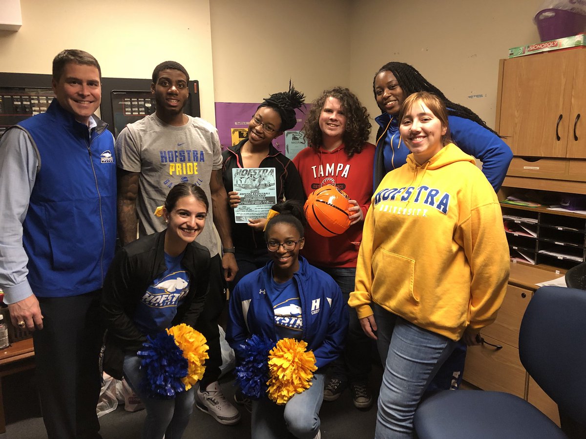 HofstraPride's tweet image. We want YOU at the @HofstraMBB and @HofstraWBB doubleheader on Friday night, so Res Hall Rush is in full force to help #PackTheMack! 🏀🦁

Game times are at 5:00 (women) and 7:00 (men) at the Mack. SEE YOU THERE‼️#RoarWithPride