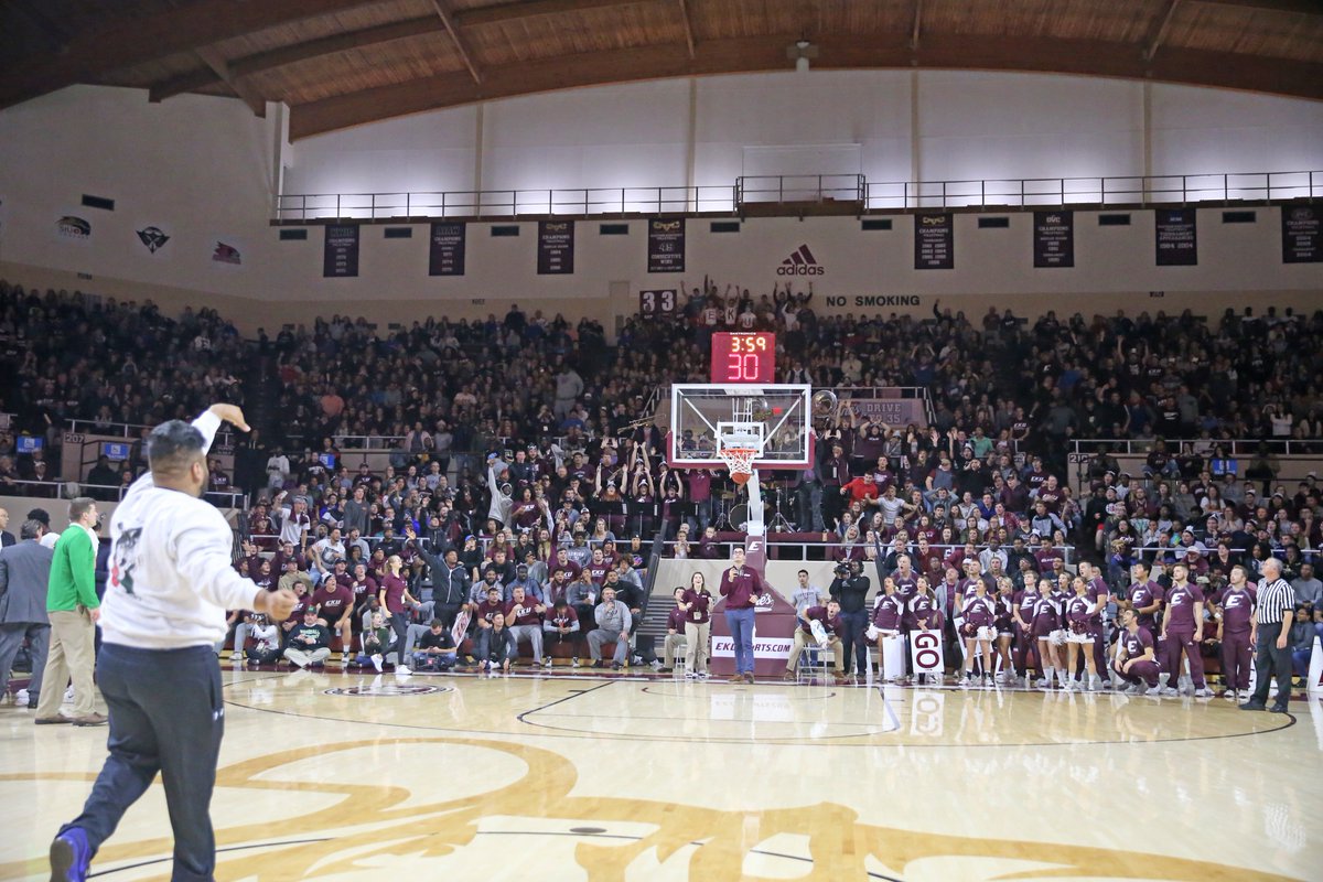 EKUHoops's tweet photo. This guy just hit a half-court shot to win a new car!!!!!

And he held his follow through!!!!!

Legend.

#GoBigE https://t.co/lxhS1nGW1d