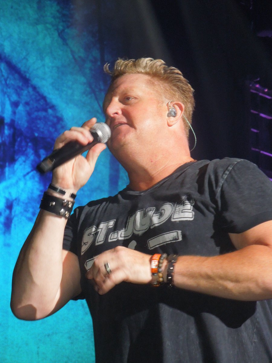 MaddieLRF's tweet photo. @rascalflatts Awesome concert! #BackToUsTour #Flattheads https://t.co/Ts7JSe8not