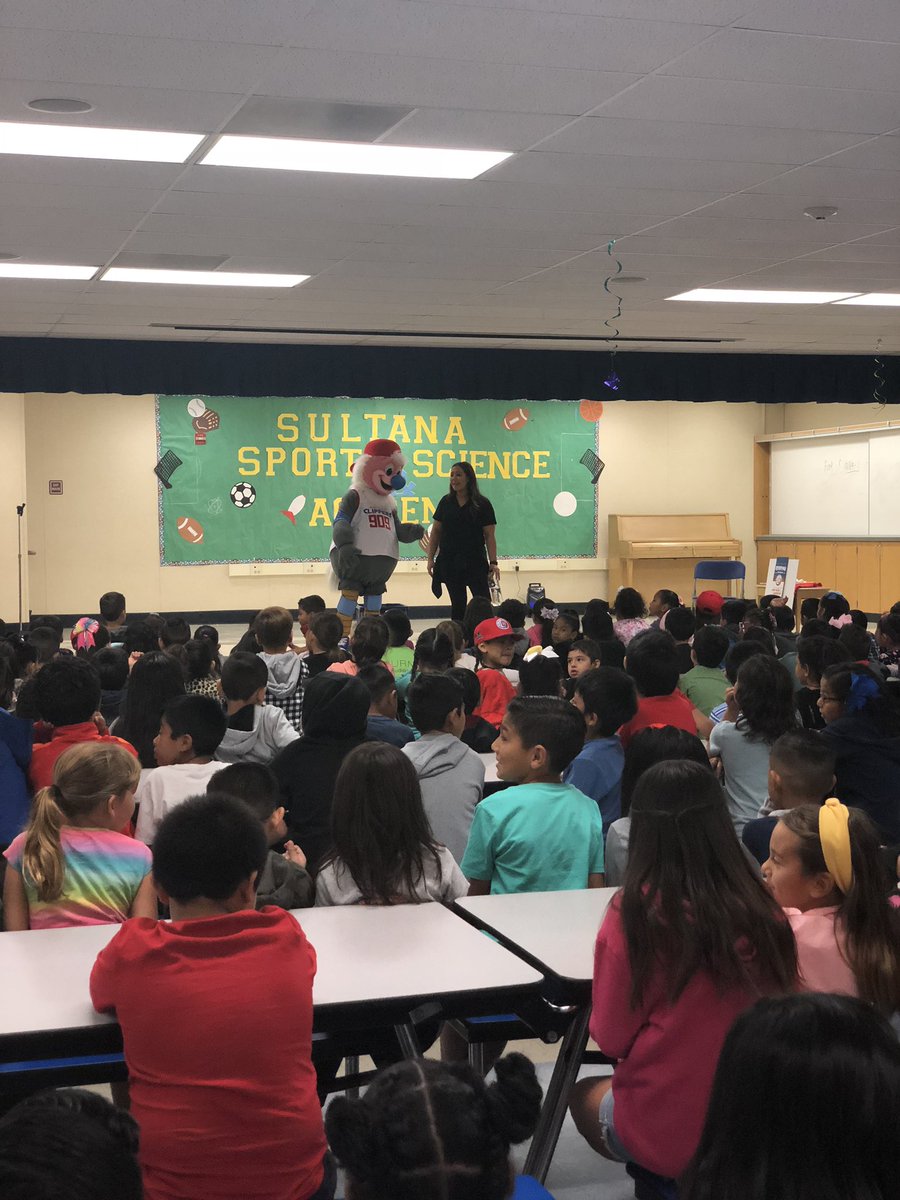 OntClippers's tweet photo. Today we launched our brand new reading program with @kcthecondor at Sultana Elementary and El Camino Elementary. 📚✏️ We can’t wait to hear about all the new books everyone will read!! #ReadingProgram #MontclairSchools #OntarioSchools #KCLearnsToRead #WeAreIE https://t.co/EXnimpGqa7