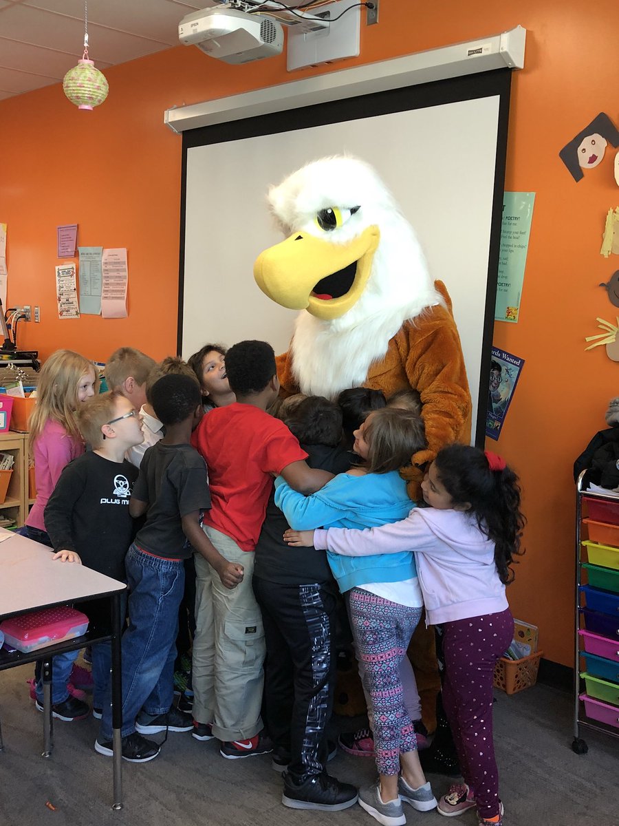 beckykcarter's tweet photo. Max flew to @CardenParkElem today. We had a blast participating in the #mostspiritedclassroom contest. The kids were so excited to see Max, eat pizza, & show off their shirts. @MissouriWestern thanks for an amazing day! #griffup #futuregriffons #sjsdproud #TitanPride https://t.co/WSnCZQ9eJb