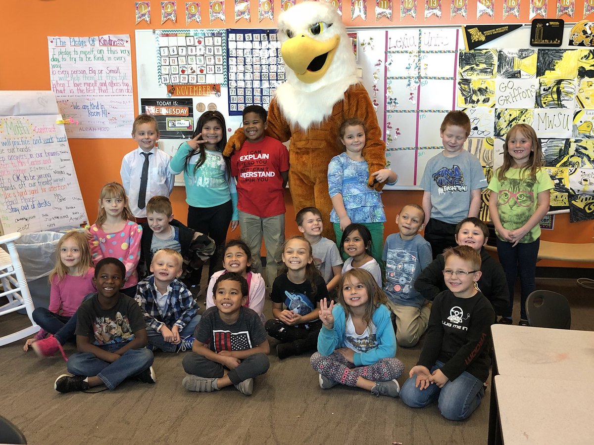 beckykcarter's tweet photo. Max flew to @CardenParkElem today. We had a blast participating in the #mostspiritedclassroom contest. The kids were so excited to see Max, eat pizza, & show off their shirts. @MissouriWestern thanks for an amazing day! #griffup #futuregriffons #sjsdproud #TitanPride https://t.co/WSnCZQ9eJb
