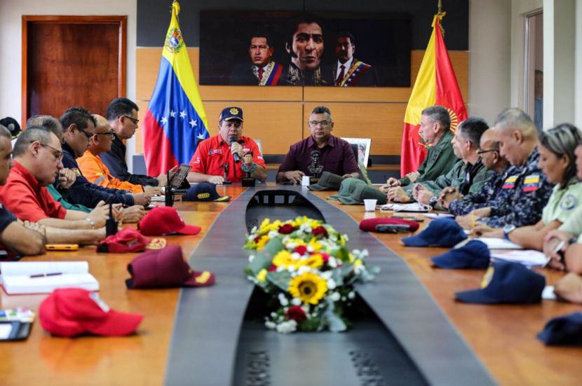 Willian_Darmas's tweet photo. Durante la reunión, el Gob. @RMarcoTorres expresó: ‘’Que #Aragua cuente con un trabajo de despliegue de todos los organismos de seguridad para garantizar la paz a los niños, niñas, jóvenes y adultos, porque #Aragua es un pueblo de paz’’ #SoyChavistaDefiendoMiPatria
@171_Aragua https://t.co/39wt2Hwo1m