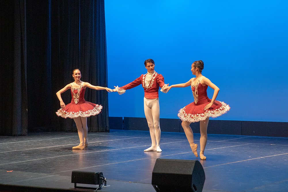lelyceeSF's tweet photo. A beautiful performance from the SF Ballet School Trainee Program on the TLF stage last night! The dancers, 15 to 19 years of age, hail from across the globe, mirroring our internationally diverse LFSF community.
#LFSF #LFSFexplore #LFSFcreate #LFSFperform https://t.co/4ATyOWe3C5