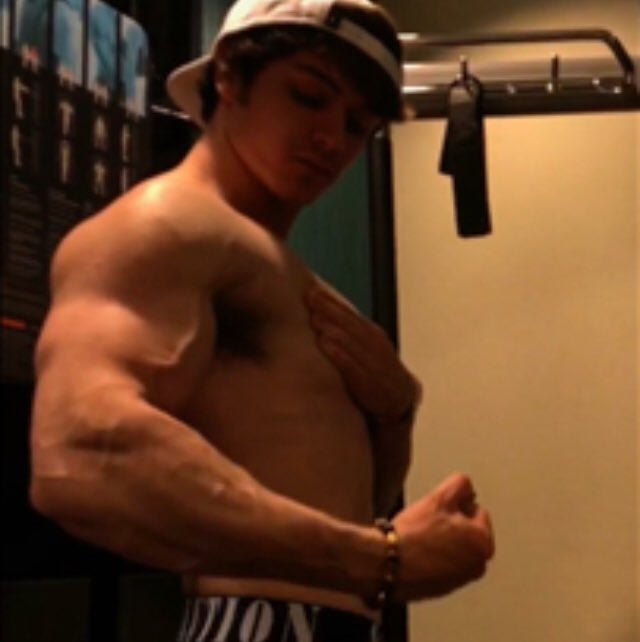jamielift's tweet photo. I don’t just do this for me. I know you need a god, a ruler. I do this because I know you need me, and I’m so generous I’ll every bit of you, which is what you crave. #cashmaster #cashgod #cashlave #musclemaster #musclegod #muscleworship #finslave #findom #footmaster #feetmaster https://t.co/m2ENRi5AVY