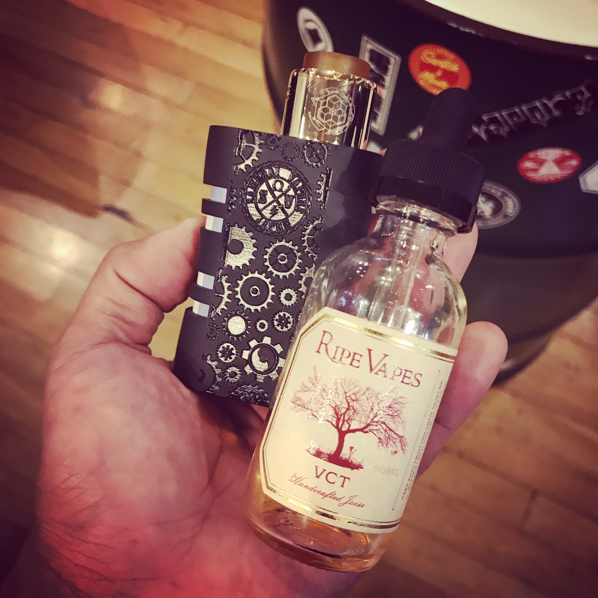 G_Vaporz's tweet photo. 昨日の出来事。。コレめちゃくちゃ美味いセッティング。ビックリした。斎藤さんってやっぱり変態だわ。コイル貰っちゃったw😉

#今日もvapeが美味い 
#こういうタバコなんです 
#ベイプ愛
#G_Vaporz
#SWVC https://t.co/7UJsRlmG7R
