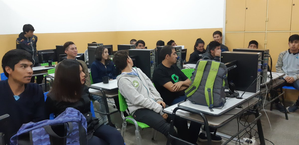Zule_G's tweet photo. Taller de edición de video con alumnos de 3 año del Ciclo Superior EET N°3117 Maestro Oscar D. Reyes. Editando la dramatización filmada por alumnos sobre el  "Miedo a las Palabras", el temor a expresarse en público, en un examen oral o en una entrevista laboral. Proyecto ACED. https://t.co/NsgsIEOcur