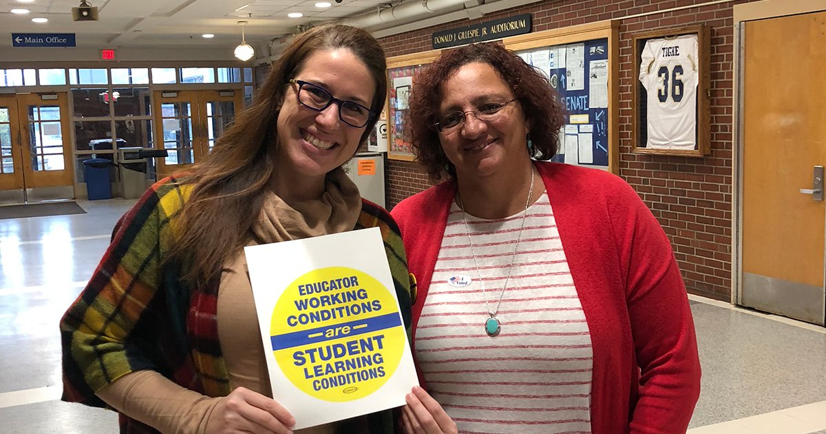 massteacher's tweet photo. Educator working conditions ARE student learning conditions! That's the message 900 @LexEDAssoc members sent at a solidarity rally to call attention to their fight for a fair contract. #LexLearns18 #maedu https://t.co/b52jr2sR8Y https://t.co/fCuzLI1agK