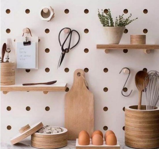 scstorage's tweet image. 生活常用多孔板，可以設計成衣物墻、雜物墻等等，同置物架搭配使用，提供物品擺放區，方便取用，很好哋起到收納效果，一定程度上裝飾美化空間！更多Tips? click入 goo.gl/rCMVgF