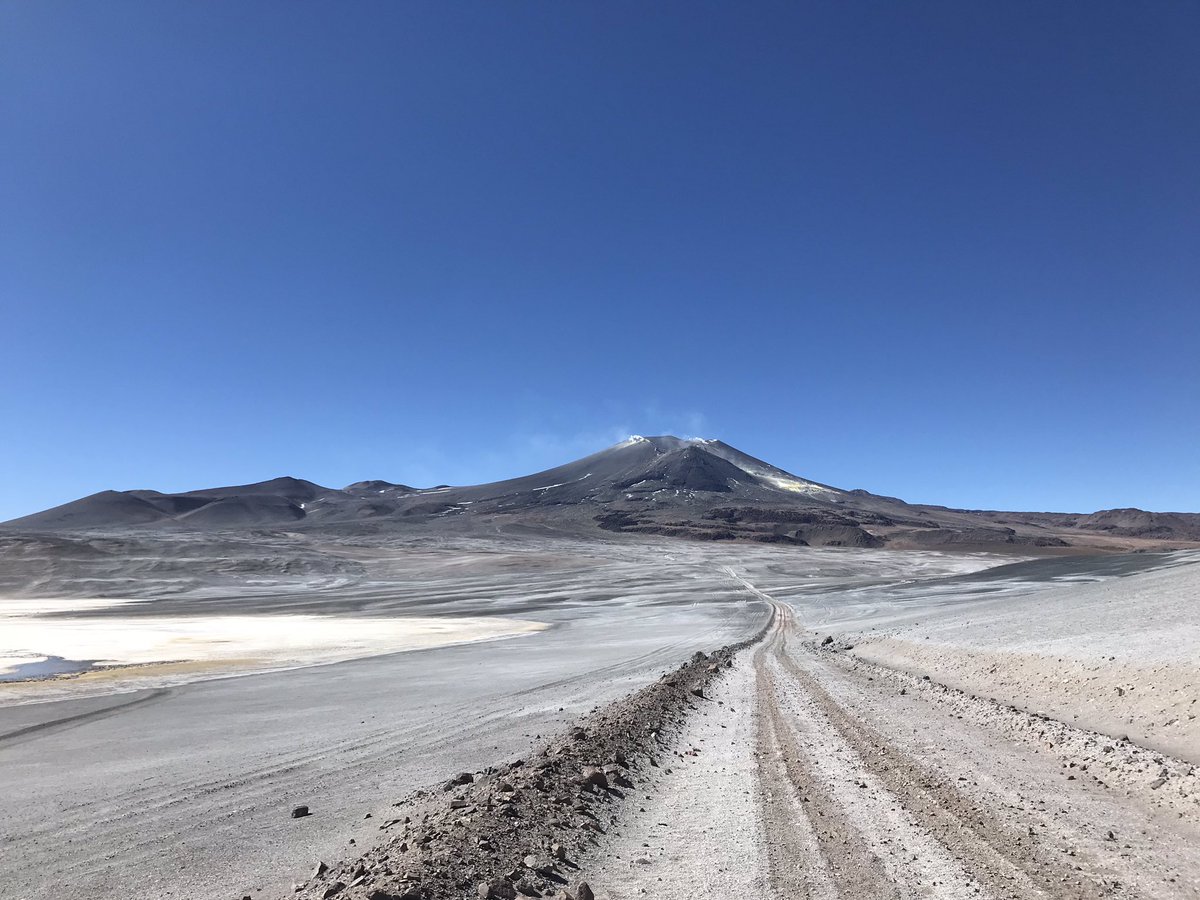 FelipeVolcanes's tweet photo. Instalación red sísmica volcán Lastarria, Región de Antofagasta, Chile Ckelar-Núcleo Investigación Riesgo Volcánico @UCNorte @CIGIDEN @volcanologiachl @volcanesdechile @volcanodiscover @volcanohotspot #🌋#volcano #volcan #Chile #Lastarria sigue el hilo más abajo para el video https://t.co/380PV3wDHX