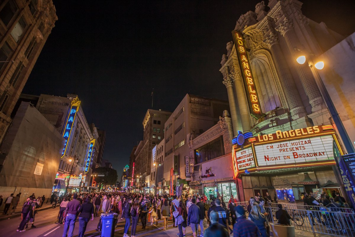 #NightonBroadway lights up the whole street🎆Are you ready for 2019?
#BringingBackBroadway #teamhuizar