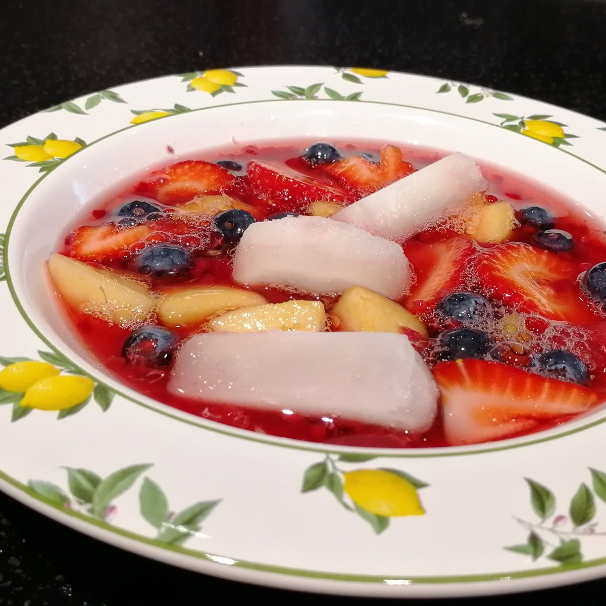 erickjacquin's tweet photo. 🍓🍐😋Essa sopa gelada com frutas também vai estar no especial de verão da @revistagol.
.
#chefemacao #tompero #tômpero #erickjacquin #MasterChefBR #amocozinhar #chefemcasa #chefdecozinha #food #foodporn #cuisine #salad #saladas https://t.co/L6BvFfXi6T