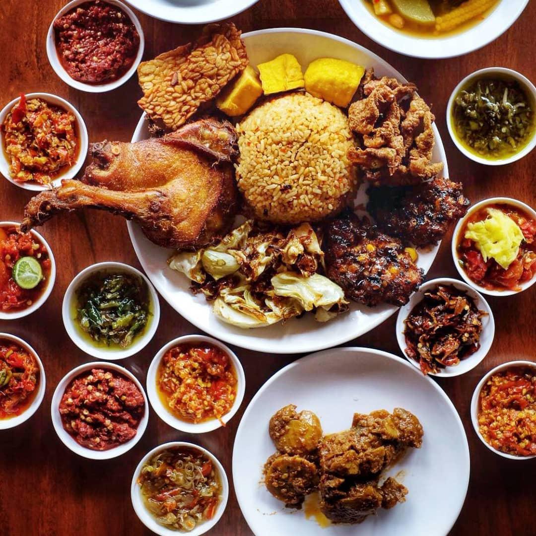 Kepingin makan endeus, asyik, dan rame pilihannya? Sambal Karmila jawabannya! Hihi. Yuk mampir ke Sambal Karmila